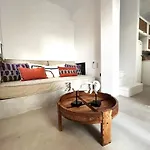 Joelia B Paros With Private Jacuzzi Дом отдыха