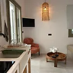 Дом отдыха Joelia B Paros With Private Jacuzzi Науса